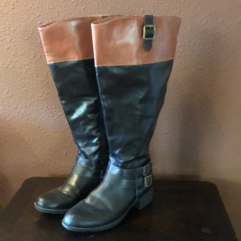 Tall blk/brn boots.
